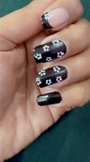 Black & White Floral Nails 🖤🤍 | Easy Polka Dot Nail Art #Shorts