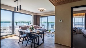 FÊTES DE FIN D'ANNEE - Offrez-vous un moment d'évasion aux Lacs de l'Eau d'Heure 😍🍾 👉 Le Golden Lakes Hotel est ouvert et vous accueille durant les congés d'hiver. ❤️ 🌲 🌿 Venez (re)découvrir notre belle région, sa nature et accordez-vous un moment de déconnexion seul, en couple ou avec votre bulle familiale. 😊 🍾 Découvrez nos formules spéciales pour un séjour à Noël ou au Nouvel-An : https://www.goldenlakeshotel.be/fr/hotel/offres-speciales 🍽 Les soirs de Noël et du Réveillon de la Saint