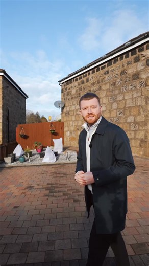 🔔 𝗡𝗲𝘄 𝗟𝗶𝘀𝘁𝗶𝗻𝗴 🔔 Set within a quiet and well-established residential pocket of Millerston, this attractive two-bedroom end-terrace home offers comfortable accommodation, private outdoor space, and excellent access to local amenities, transport links, and nearby Hogganfield Loch—making it an ideal purchase for first-time buyers, downsizers, or small families. 📍Rowallan Terrace, Millerston 💰 Offers over £160,000 🛏️ 2 bedrooms If you’d like a viewing, please contact us on the details 