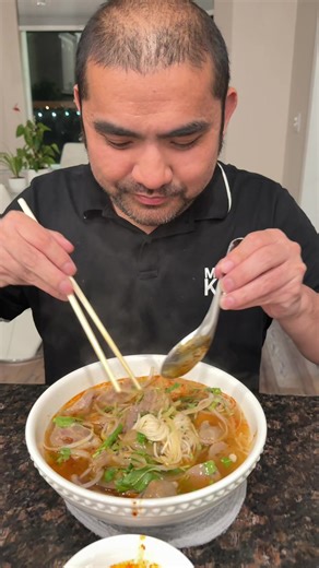 Mẹ Nấu Bún Bò Huế Ngon Nhất