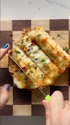 Homemade Garlic bread #garlicbread #homemade #dominosstyle #snacks #easysnacks #simplerecipe #recipe