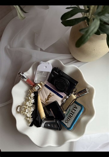 Essential Items Every Girl Should Carry in Her Purse
