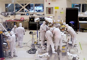 Инженеры NASA собирают новый марсоход в прямом эфире (видео)