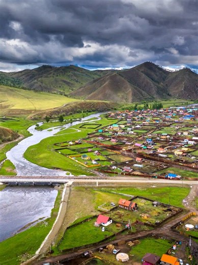 Why Mongolia Never Changed Its Villages 🌍 Many tourists wonder why old villages in Mongolia remain unchanged. It’s not because of poverty — it’s a choice. Mongolians believe nature should be respected, not reshaped. #Mongolia #NomadicCulture #SlowLife #NatureRespect #VillageLife