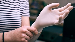 How to Use Disposable Gloves Safely
