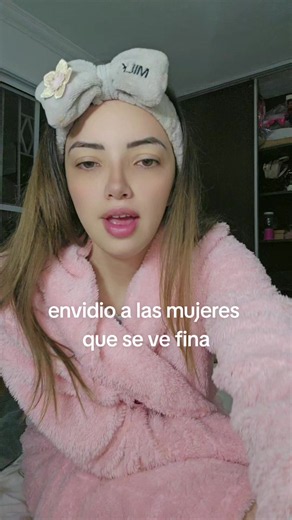 Cómo lograr un aura de mujer fina y delicada