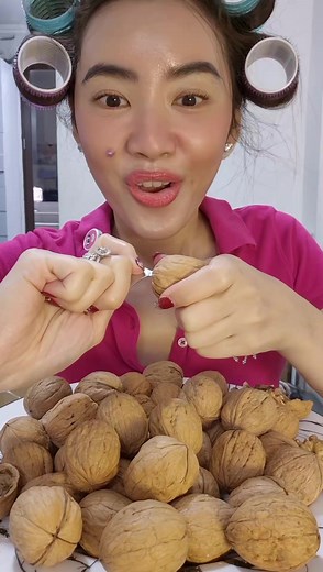 Walnuts in shell #wallnutsinshells #walnuts #kacangwalnut