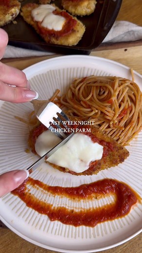 Easy Weeknight Chicken Parm Recipe full ingredients list on the gram🍝🧀 #comfortfooduk #chickenparmrecipe #weeknightdinners