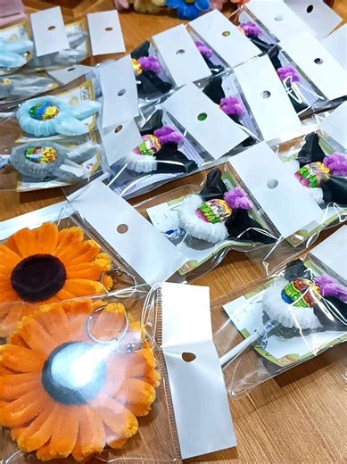 Packing lagiii😚🙌🙌 Kali ini pesenan nya by request loopmate (costumer) nih, souvenir kawat bulu tapi mau ada permen lolipop nya hihihi gemes😍 Ada yg mau tutorial cara bikin nya? Komen ya _______ #souvenir #giftideas #bandung #kawatbulu #handmade