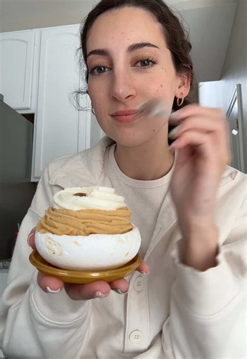 Pavlova Dessert with Banana and Dulce de Leche