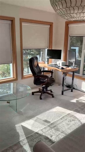 Opening and Closing Curtains in a Room_1