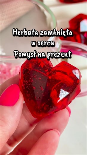 Bombki herbaciane | Prezenty jadalne on Instagram: "Aromatyczna herbata, liofilizowane owoce i efekt wow, który zachwyca od pierwszego spojrzenia. Idealny pomysł na prezent — szczególnie z miłości 💝 Dostępna na comesei.pl herbata w sercu, serce herbaciane, bombka herbaciana, prezent z herbatą, walentynki, pomysł na prezent, magiczna herbata"