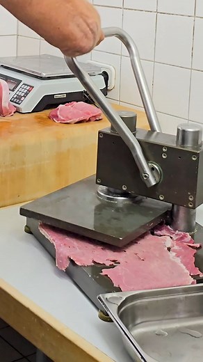 René Dost REDO - Unternehmer & Gastronom on Instagram: "Richtig Schnitzel schneiden 😇 #schnitzel #schnitzelliebe #schnitzelzeit #schnitzelmania #wienerschnitzel #schnitzelpower #schnitzelfreitag #foodporn #germaneats #meatlover #reneredo #redoxxl #gutbürgerlich #deutschesessen #fleischliebe"