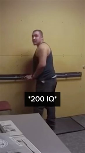 Suspect In police Custody Picks Lock On Hand Cuffs To Escape😳#bodycam #police