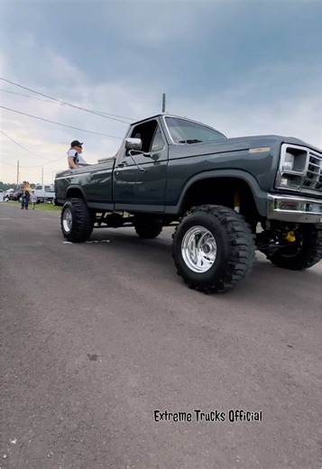 Bullnose Ford with Super Swamper Boggers at Truck Show