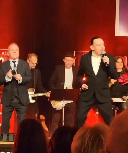 1985 var vi första akten att uppträda på den scen vi stod på igår när Svegs Folkets hus invigdes. 40 år senare blev det en stund igen på Länsförsäkringars allsångskväll som gav ett tillfälle till återförening. Just den här låten hade vi inte sjungit på 35 år. Tycker den satt rätt bra med tanke på det. 😄 Tack Pia Jäderberg för att du filmade. Lånade den lite. ❤️ | Stefan Hallgren