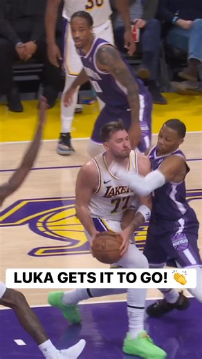 Luka Dončić gets the TOUGH bucket to fall for 20 1H points! SAC-LAL • NBA League Pass Tap to watch ➡️ https://www.nba.com/how-to-watch-game-redirect/0022500446?partnerRef=NBA&platform=Facebook&surface=Post | NBA