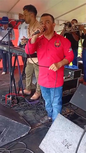 Un gusto y un enorme placer es poder ver de vuelta en los escenarios a un icono de la música paraguaya ✨con la recordada BANDA LOS COMANCHES en tiempos aquellos. Una voz privilegiada la de nuestro amigo MENELIO FERREIRA, Hoy día formando parte como uno de los vocalistas en la Internacional Banda Rio Negro 🥳 | Grito Popular