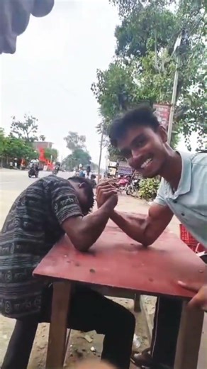 Arm wrestling with friends #faaa