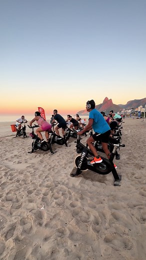 Aula de Beach Cycle às 6am: Energize seu Dia