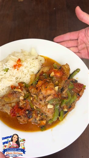 Costillas en Salsa Hueso Campesino con hueso 3- Libras de hueso campesino o costillas 💥1- Ajo grande o 2 pequeños 💥 Sal 💥comino 💥Paprika 💥pimienta 1- Cucharada de manteca o aceite Tatemar 💥5- tomates 🍅 💥Mitad de cebolla 🧅 💥1- Ajo 🧄 grande 💥2- jalapeños 🌶️ o al gusto 💥mitad pequeña de chile rojo dulce pimentón 💥un pedazo pequeño de chile verde dulce 🫑pimentón dulce 💥2- Clavos de olor 💥5- pimientas 💥Un chorrito de agua Rectificar el sabor yo agregue más sal puedes agregar sazona