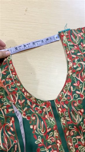 कढ़ाई वाले सूट का गला छोटा करके कैसे बनाएं🤩|| Kadai Wale Suit ka Neck Kaise Banaye #shortsviral