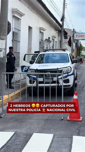 🚨 Procedimiento policial en el casco urbano de Quezaltepeque Durante los trabajos de señalización de pasos de cebra en el casco urbano de Quezaltepeque, a la altura de los bancos, una cuadra arriba de la alcaldía, agentes del Cuerpo de Agentes Municipales de La Libertad Norte (CAM) mantenían cerrado el paso vehicular para facilitar las labores, en coordinación con la Policía Nacional Civil (PNC). En ese momento, dos hombres que se desplazaban en motocicleta intentaron ingresar al área que perma