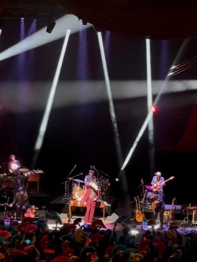 葉加瀬太郎 TARO HAKASE on Instagram: "葉加瀬太郎コンサートツアー2025 The Best of 35 Years フェニーチェ堺公演にいらして下さった皆様、満員御礼ありがとうございました。 LADSのルーレットを回してくれたのは八巻。 クライズラーでデビューする35年前から、僕の作る音を プリプロダクションの段階から全て管理してくれている 八巻の誕生日でした。 ステージも一緒で、本当にずっと一緒に音楽を作ってきました。59才おめでとう！ 沢山の声援、温かい拍手、会場を埋め尽くすはかせんすも本当にありがとうございました。 高校教師の祐菜さん、リラックスしてとても上手に弾けました。 楽屋には美味しい堺スイーツがいっぱい。 僕の大好物のくるみ餅も頂きました！ 大好きなフェニーチェに、また春のオーケストラを引き連れて戻ってきます🎻 明日は三重でお待ちしています👋 #葉加瀬太郎コンサートツアー2025 #葉加瀬太郎 #tarohakase #堺"