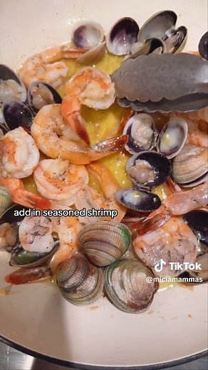 Spaghetti with clams and shrimp sauce is an easy pasta dish that will wow any seafood lover in your home!! In my family it is a summertime favorite. I just started using @Bionaturae products. After a recent trip to Italy where I suffered little to no inflammation and ate what I wanted (including pasta almost every day), I lost 4 pounds. I came home on a quest to find high quality products imported from Italy. This product line includes not only durum wheat pasta, but gluten free pasta as well as