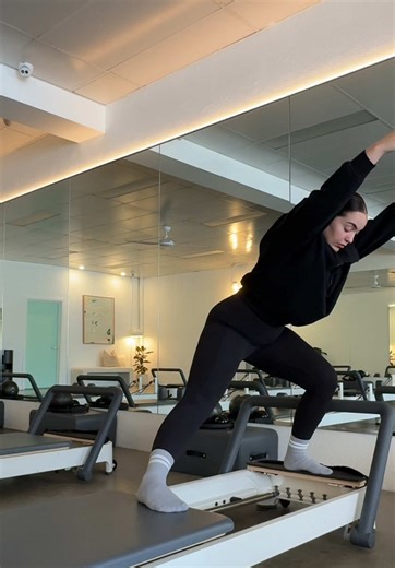 Todays class plan - sorry to everyone’s inner thighs… 🫣 hehe oops #reformerpilates #classflow #pilates #instructor #lunge #upperbody #classplanning #inspo #reformer #core #obliques #innerthighs