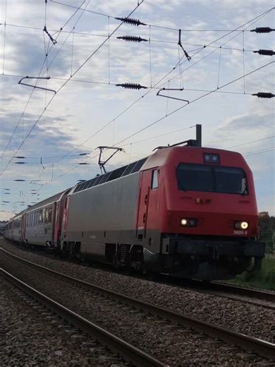 Intercity train 721 makes no stop in 📍Valadares📍.