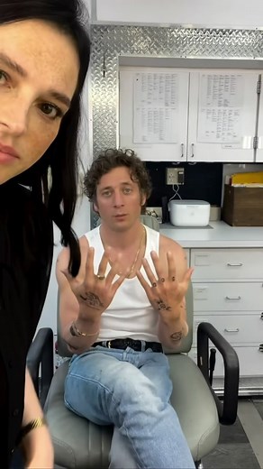 183K views · 186 reactions | Así es el proceso de maquillaje/cambio de tatuajes por el que pasa Jeremy Allen White para convertirse en Carmy de ‘The Bear’ ✨ ¿Ya has visto la última temporada? ¿Qué te ha parecido? 樂  Via @ignaciamsa #JeremyAllenWhite #TheBear #Carmy | Fotogramas | Facebook