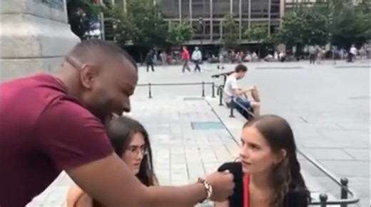 Ouh là ! Ça existe ? Fè yon fot fransè, se pi gwo malè ki ka rive yon Asyiyen. Sa vin fè anpil nan nou pa janm oze eseye pale l. Mwen wè gwo politisyen fransè k ap fè menm modèl fot n ap fè yo, e gen mwens eskandal. Kisa k koz sa ? | Wendy Phele résistance