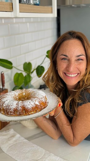 Hoy te enseño la favorita de mi abuela, torta de manzana bien bien húmeda! 🍎✨ Lo primero que hacemos es pelar 3 manzanas , yo usé mi set de cuchillos de @trentogourmet que son espectaculares y te sirven para todo! Cortamos las manzanas en cuadraditos y las sumamos a un bowl con una mezcla previa de: 2 huevos, esencia de vainilla, 1 taza de harina leudante, 1/2 taza de azucar mascabo y 3 cucharadas soperas yogurt griego para darle esa humedad que tanto nos gusta!!!! Al molde y se va al horno a 1