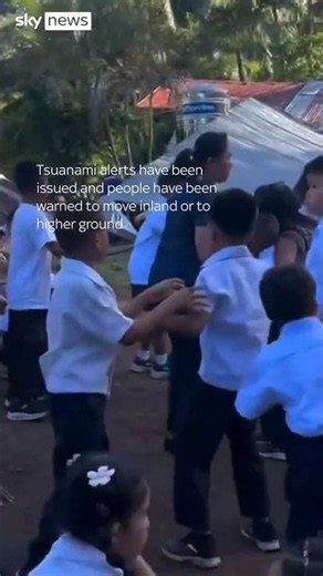 Children flee as earthquake hits the Philippines