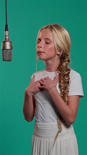 I’m so proud to share my very first music video ✨🎥🎤 This means so much to me — let me know what you think 🤍 #cover #someoneyouloved #clip #singer @Lewis Capaldi Made by an amazing team 🤩 • On stage : « Les Colorés » @la_maison_delartiste • Creative Project Manager : @Margot • Vocal coach : @LA_Methode_Py @perry_off_ • Acting Coach : @Wallid-ouakastudio-officiel