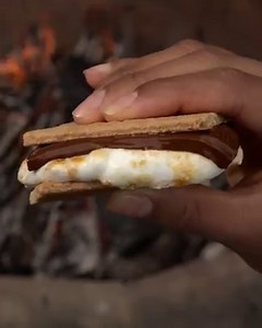12K views · 230 reactions | Before summer ends, go ahead and make s’more good times. #SmoresSaturday #heartwarmingtheworld | HERSHEY'S | Facebook