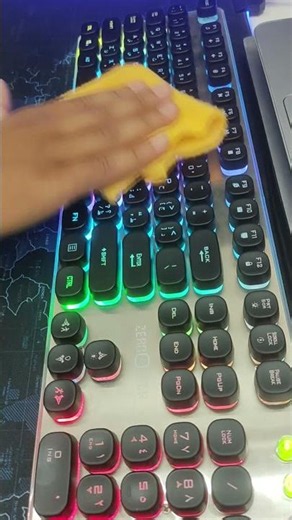 The right way to clean your keyboard!
