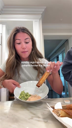 HOMEMADE CHICKEN TAQUITOS🤤 I wish you guys could taste this !!! You guys should make this for a Cinco De Mayo party because WOW #dinnerathome #mealideas #homemademexicanfood