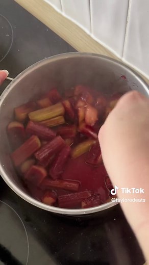 Delicious Homemade Rhubarb Ice Cream Recipe