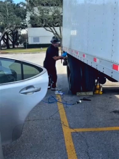 Trabajo real. Sin taller. Trabajo real en la calle. Servicio móvil 24/7 cuando nadie puede. 📍 New Orleans 🔧 Anytime Mobile Tire Repair #MobileTireRepair #TrabajoReal #ServicioMovil #RoadsideAssistance #NewOrleans