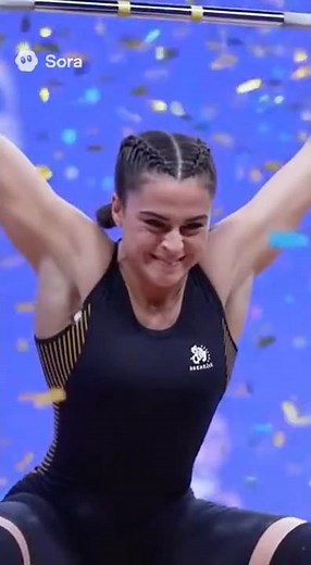 Beautiful, strong, and perfectly muscular woman breaks world record with 120kg snatch! The moment...