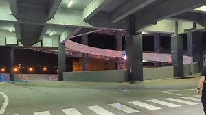 先日開催された「Red Bull Tokyo Drift 2025」において、世界的ドリフトアイコン Mad Mike選手、そして日本の若き才能 箕輪大也選手 が圧巻のパフォーマンスを披露しました。 両選手のマシンには Moty’s Racing Oil が採用されています。 極限のドリフトシーンでも安定した油膜と確かなレスポンスを支えることで、最高のパフォーマンスを実現。 これからもMoty’sは、世界中のドライバーたちの挑戦をサポートしてまいります。 At Red Bull Tokyo Drift 2025, global drift icon Mad Mike and Japan’s rising star Hiroya Minowa delivered an unforgettable performance. Both drivers trusted Moty’s Racing Oil to keep their engines performing flawlessly under the most demanding drift conditions — ensuring