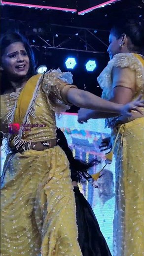 Divya Sree Best Dance Moves: Jarindammo Jarindammo Song Festival Highlights! #massjathara #oldsong