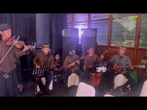 Edisi..belajar menyambut para tamu sebelum acara dimulai dengan Keroncong Instrumentalia