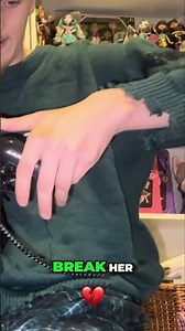 PANIC UNBOXING: Will the Alien helmet SNAP?! 😱 #Deucegsdoll #shorts #monsterhigh