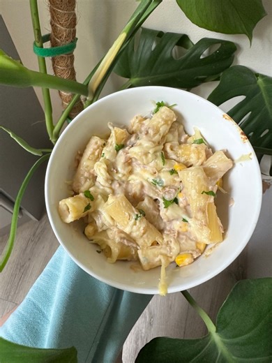 High protein cheesy tuna pasta that takes less than 20 minutes to make 4 meals 🐟Boil 200g pasta and while that’s cooking, add 40g low fat butter to a pan along with 40g of plain flour. Stir until combined then add 400ml semi skimmed milk and whisk until a smooth sauce is made. Add 80g low fat cheddar then add the cooked and drained pasta to the pan. Finally, add three tins of tuna in spring water and one tin of sweetcorn and mix wellServe up or pop in the freezer for later use. | Connect