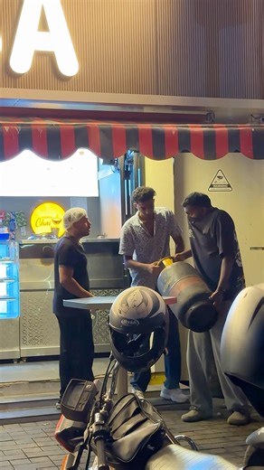 LPG Gas Cylinder Prank 🤣 #shorts #maheenmachan #trending #funny #shortsvideo