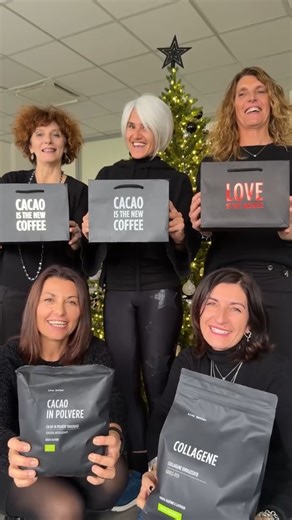 Chokkino, Elena e il mondo Live Better on Instagram: "Questo Natale vogliamo dire solo grazie. Grazie a chi ci sceglie ogni giorno, a chi ci scrive, a chi si fida dei nostri prodotti e della nostra visione. Live Better esiste solo perché esistete voi, la vostra fiducia è il nostro motore più grande. Dietro ogni prodotto c’è cura, studio, passione e tanta responsabilità. Ma soprattutto c’è una comunità che cresce insieme a noi. Buone feste da tutto il team Live Better, con gratitudine vera. #nata