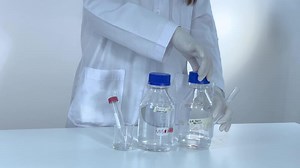 Demonstrating color change with bases using phenolphthalein